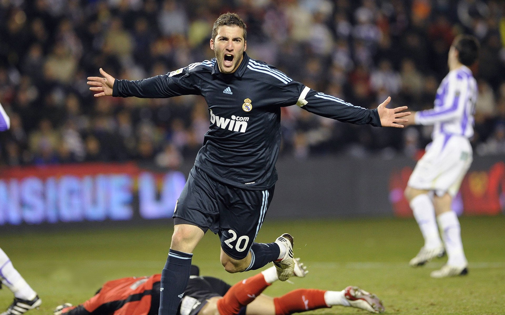 随着申花1-0深圳河南绝杀成都！中超新排名，前3差4分海港收大礼，申花对深圳首发