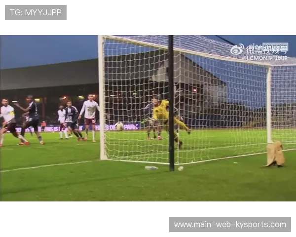 足球门将传球给对手送礼——意外的“助攻”